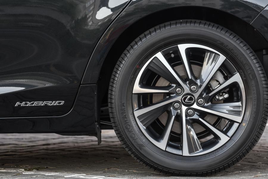 Колеса Lexus CT200h 2018 года  (ZA) (фото 35 из 40)